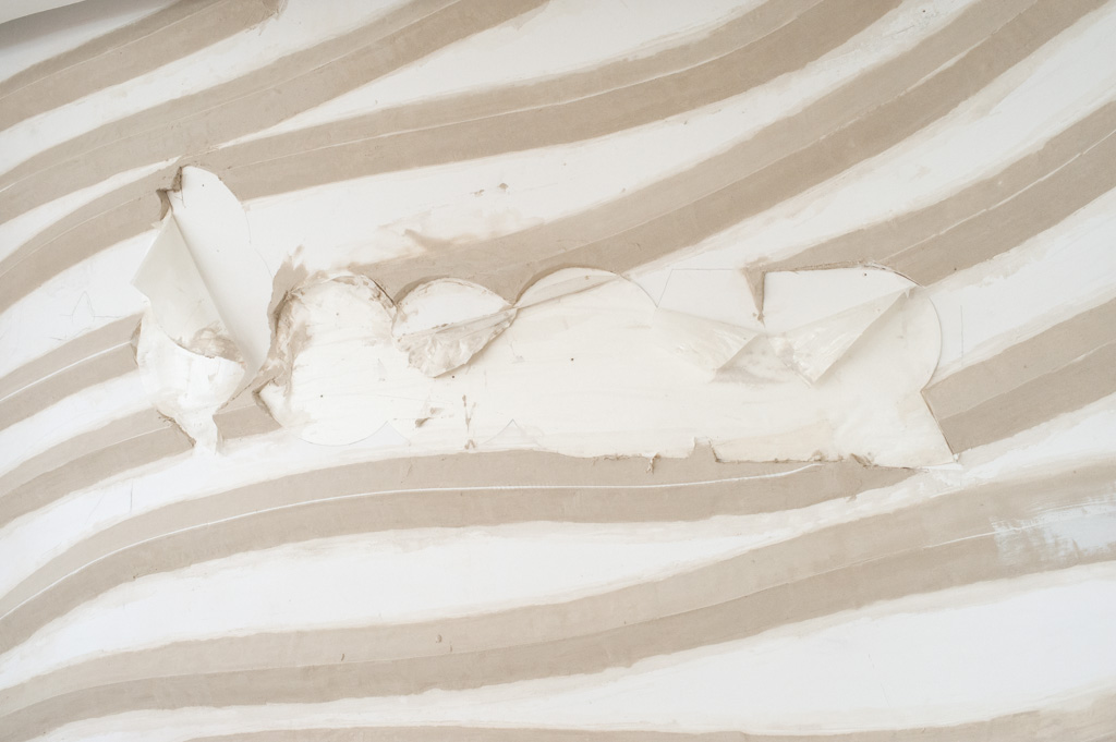 Gipsrelief, Schriftzug SOCAR integrieren Gipsrelief, Schriftzug SOCAR integrieren