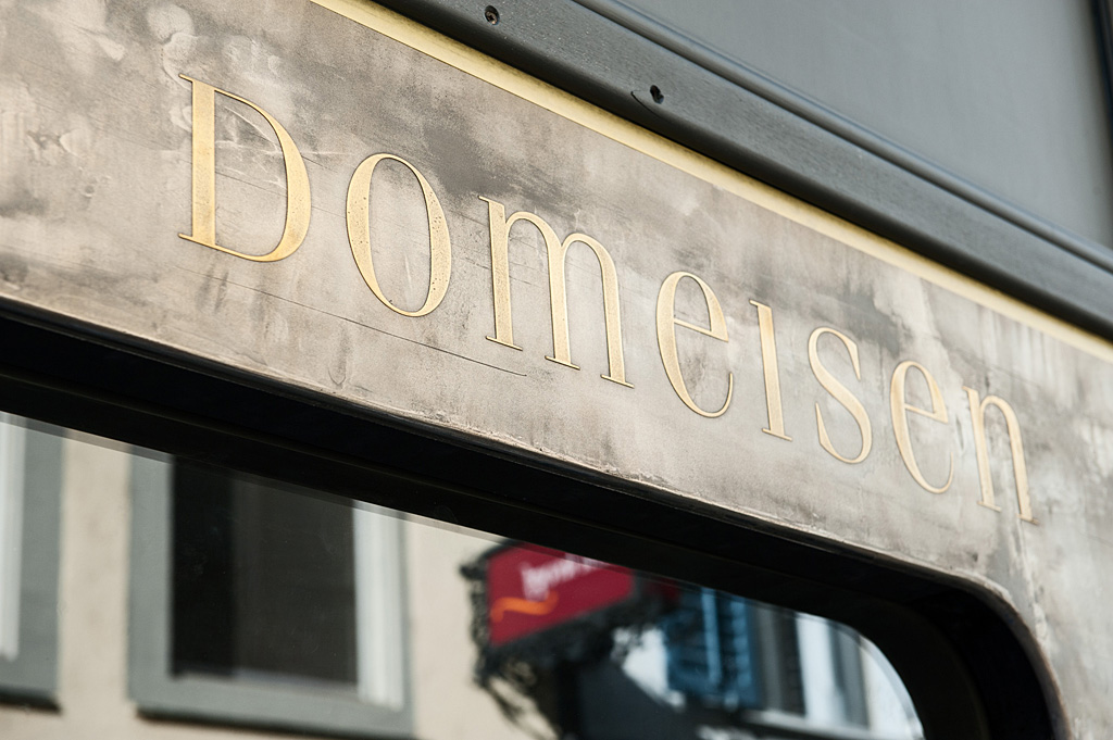 Domeisen, Messing Relief Schriftzug Domeisen, Messing Relief Schriftzug