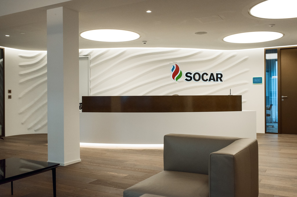 Gipsrelief Mural mit Logo | Socar Energy, Zürich | durch Bickelmaler Gipsrelief Mural mit Logo | Socar Energy, Zürich | durch Bickelmaler