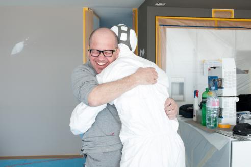 Umarmung unter Einhaltung der Corona Massnahmen Umarmung unter Einhaltung der Corona Massnahmen