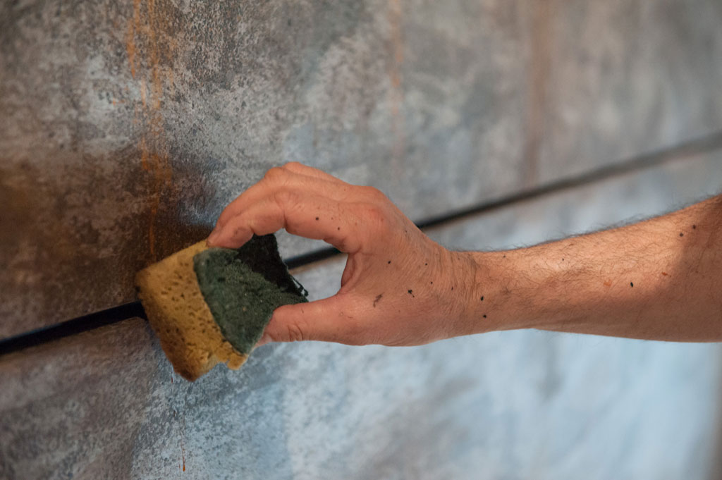 Rostfarbe mit Schwamm auftragen Rostfarbe mit Schwamm auftragen