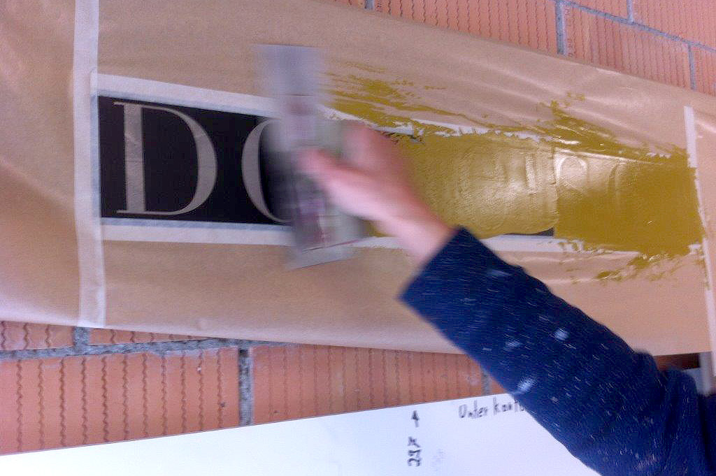 Messingmasse auf Metallträger aufbringen Messingmasse auf Metallträger aufbringen