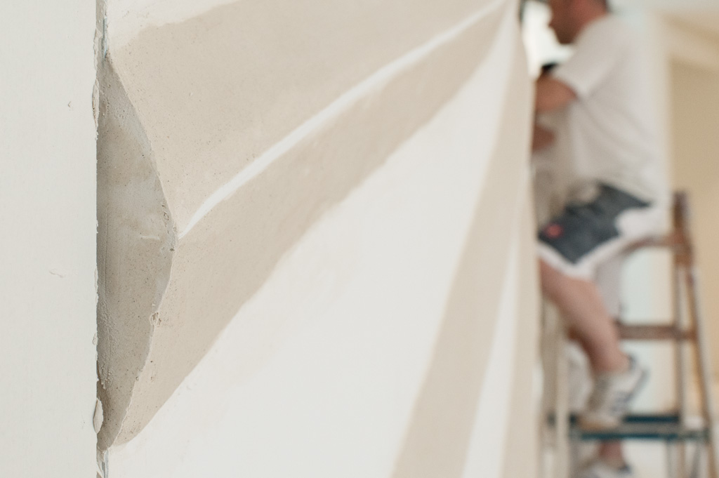 Gipsrelief schleifen Gipsrelief schleifen