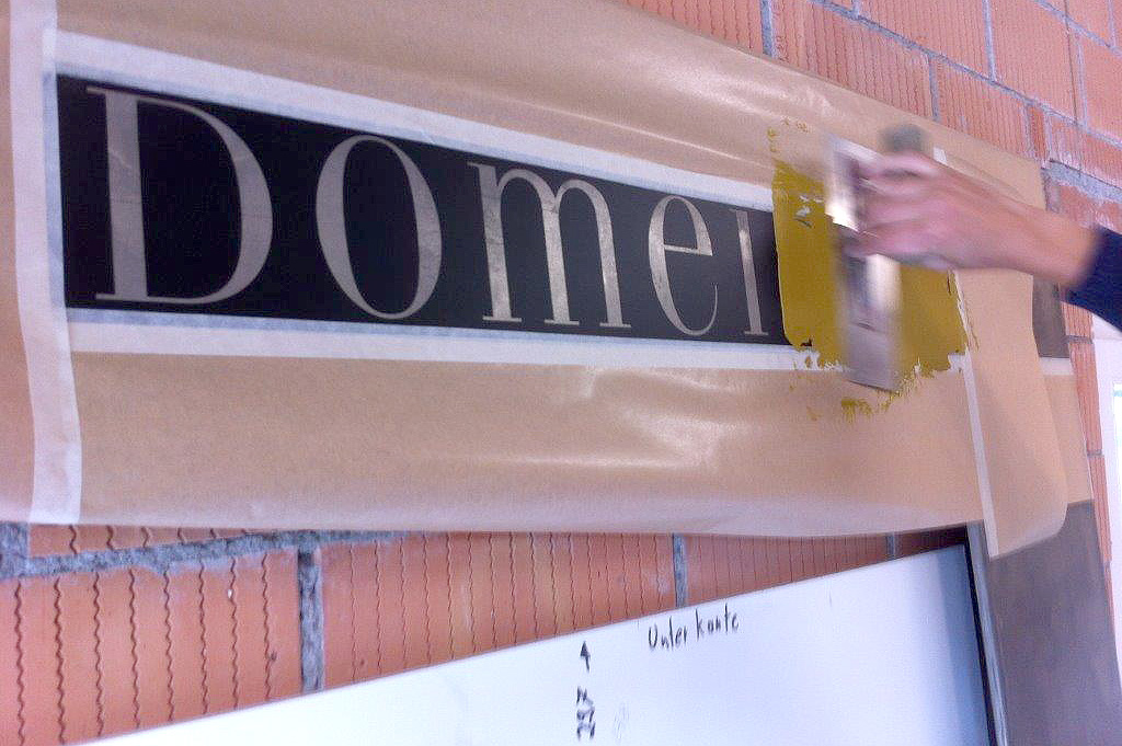 Messingmasse auf Metallträger aufbringen Messingmasse auf Metallträger aufbringen