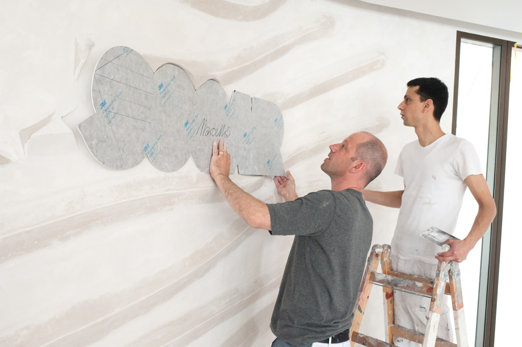 Gipsrelief, Schriftzug SOCAR integrieren Gipsrelief, Schriftzug SOCAR integrieren