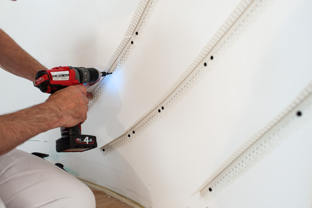 Gipsrelief Grundschienen montieren Gipsrelief Grundschienen montieren