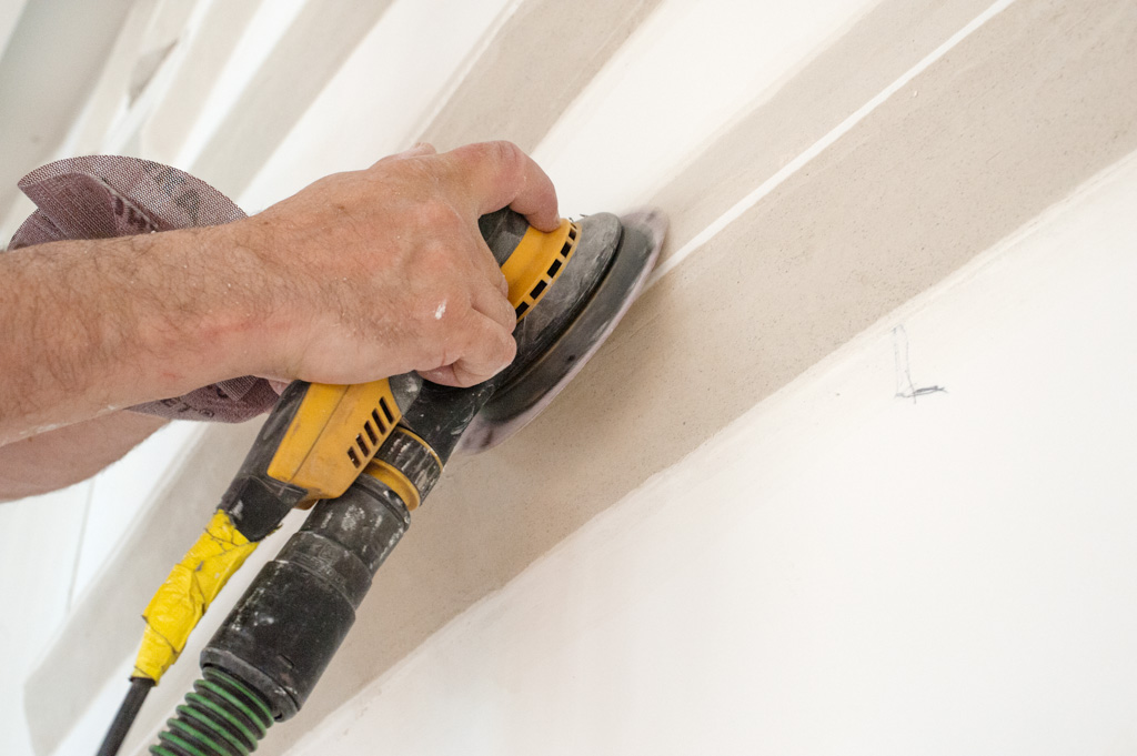 Gipsrelief schleifen Gipsrelief schleifen