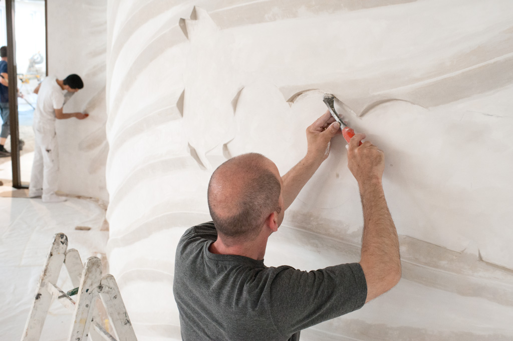 Gipsrelief, Schriftzug SOCAR integrieren Gipsrelief, Schriftzug SOCAR integrieren