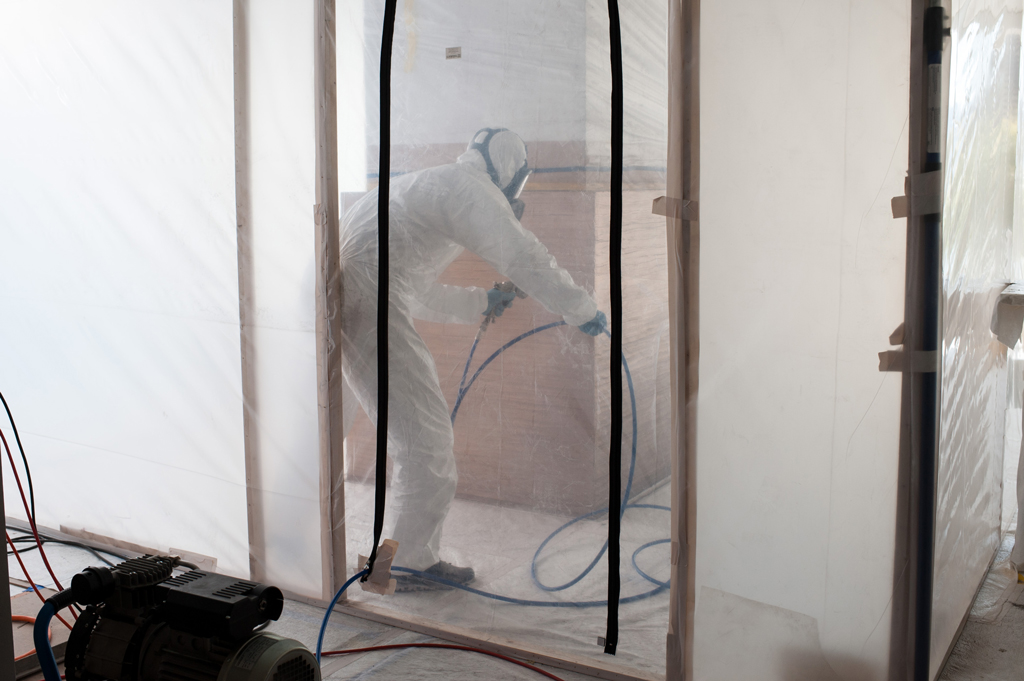 In abgeschlossener und maschinell belüfteter Kabine In abgeschlossener und maschinell belüfteter Kabine